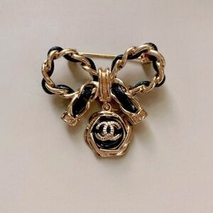 NEW Gold Brooch Pin *•*
(✨Without 🚫Logo‼️)